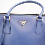 Prada Saffiano Lux Double Zip Borsa a Mano in Pelle di Vitello Blu Scuro con Logo Triangolare Dorato – 33 cm
