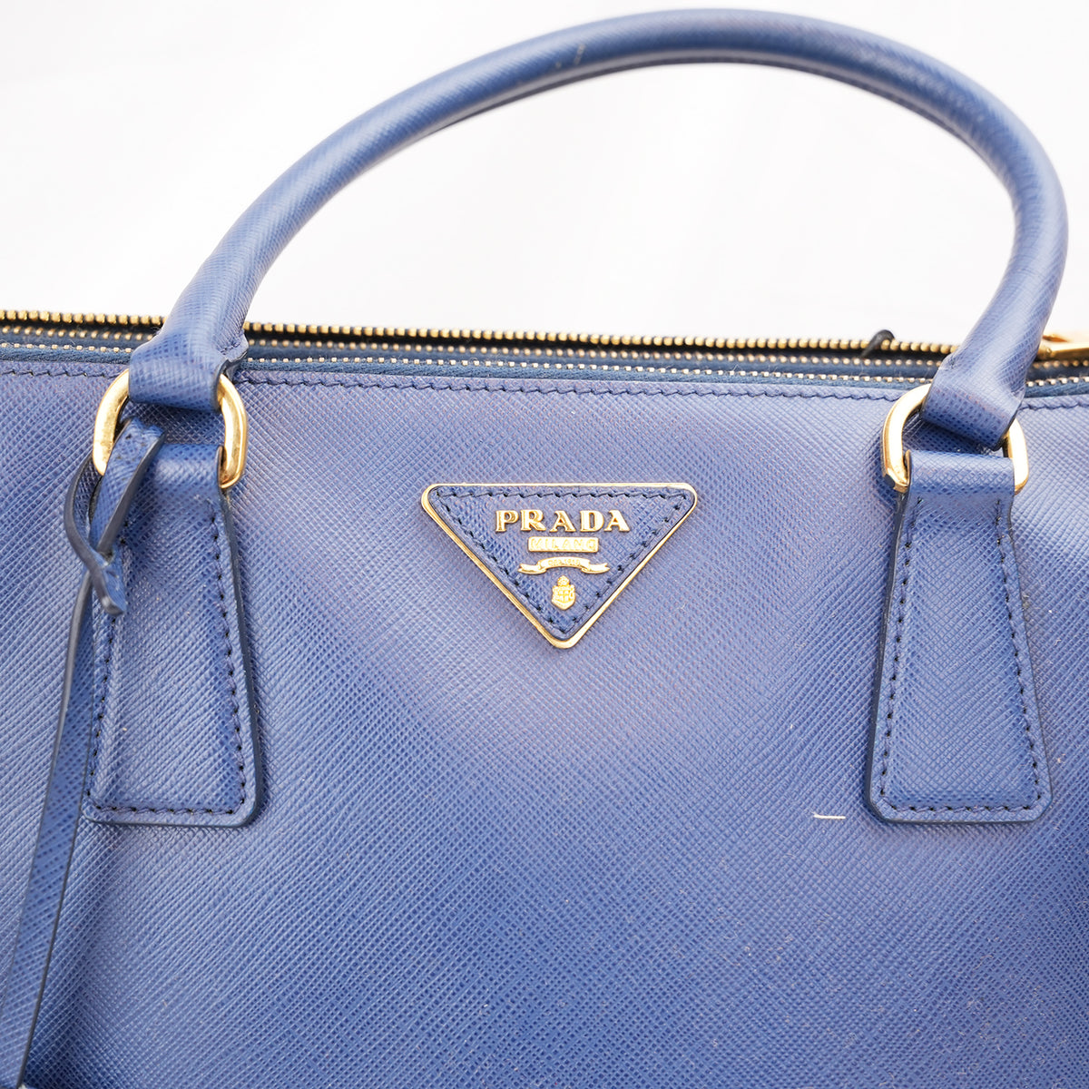 Prada Saffiano Lux Double Zip Borsa a Mano in Pelle di Vitello Blu Scuro con Logo Triangolare Dorato – 33 cm