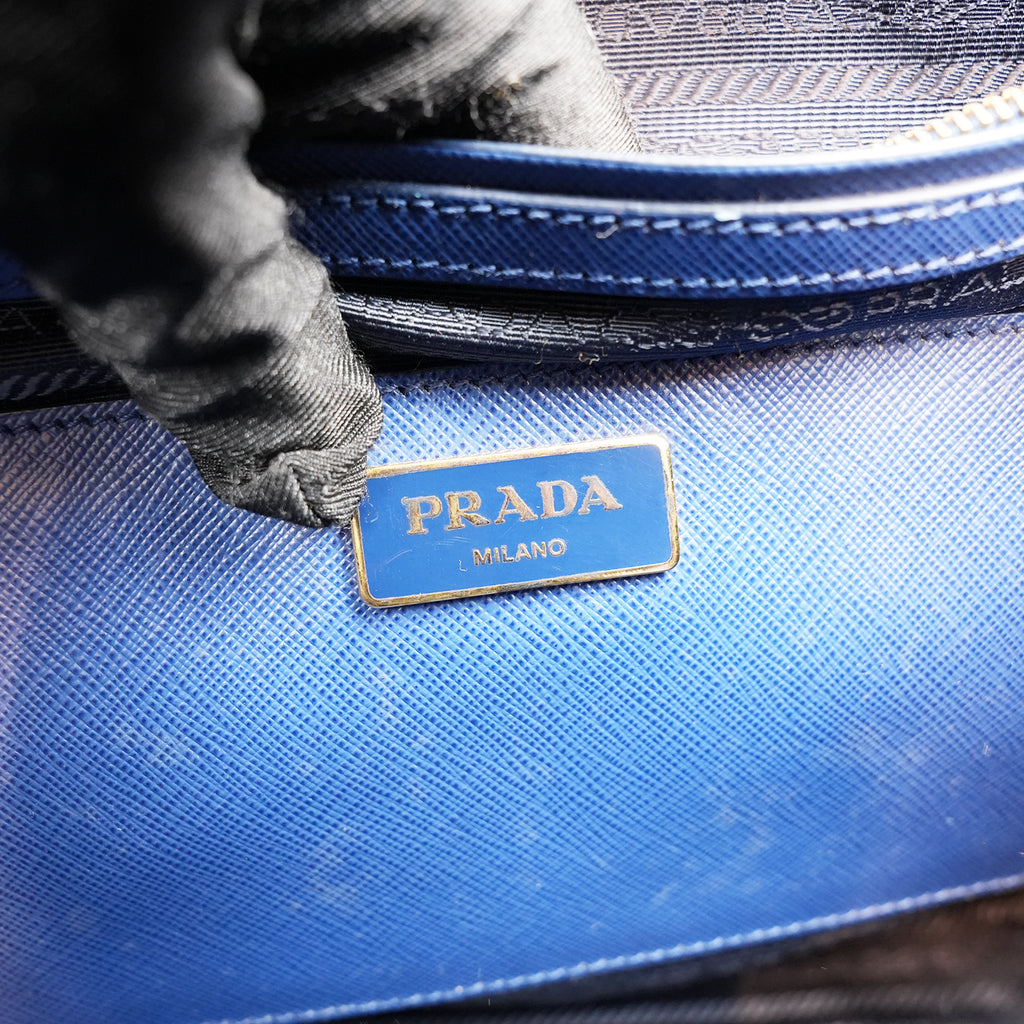 Prada Saffiano Lux Double Zip Borsa a Mano in Pelle di Vitello Blu Scuro con Logo Triangolare Dorato – 33 cm