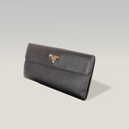 Prada Portafoglio Continental in Pelle Saffiano Nera con Logo Dorato