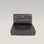 Prada Portafoglio Continental in Pelle Saffiano Nera con Logo Dorato