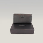 Prada Portafoglio Continental in Pelle Saffiano Nera con Logo Dorato