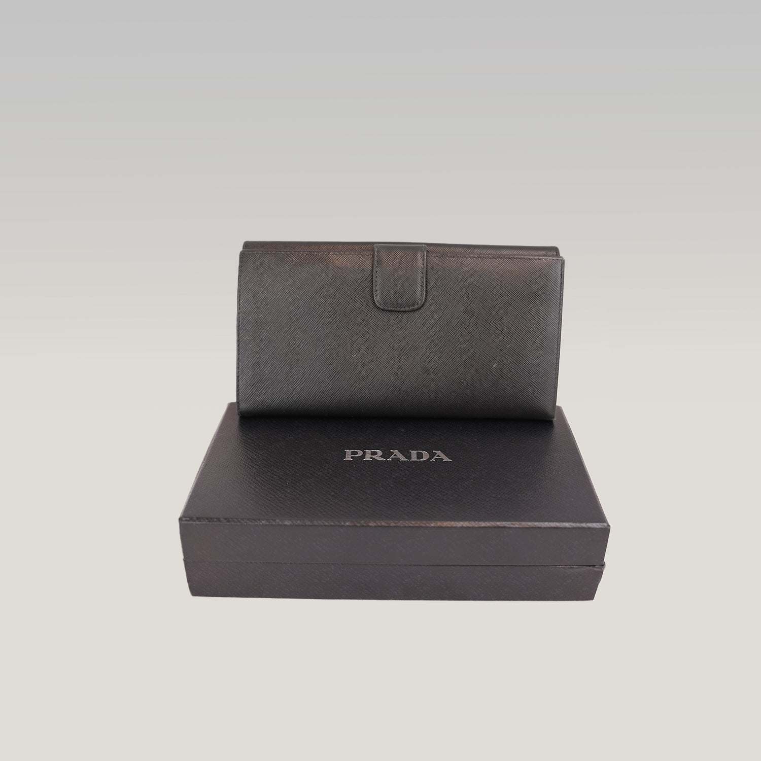 Prada Portafoglio Continental in Pelle Saffiano Nera con Logo Dorato