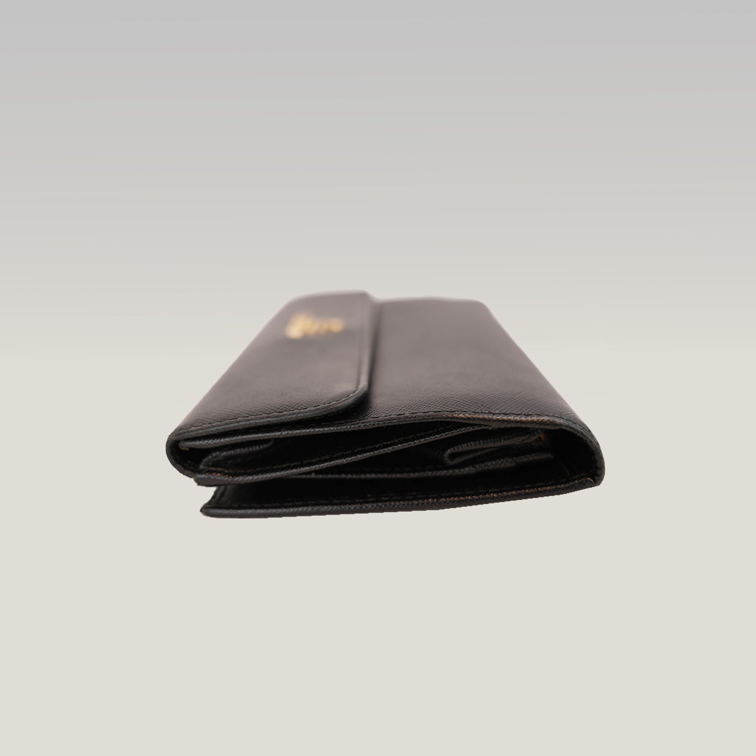 Prada Portafoglio Continental in Pelle Saffiano Nera con Logo Dorato