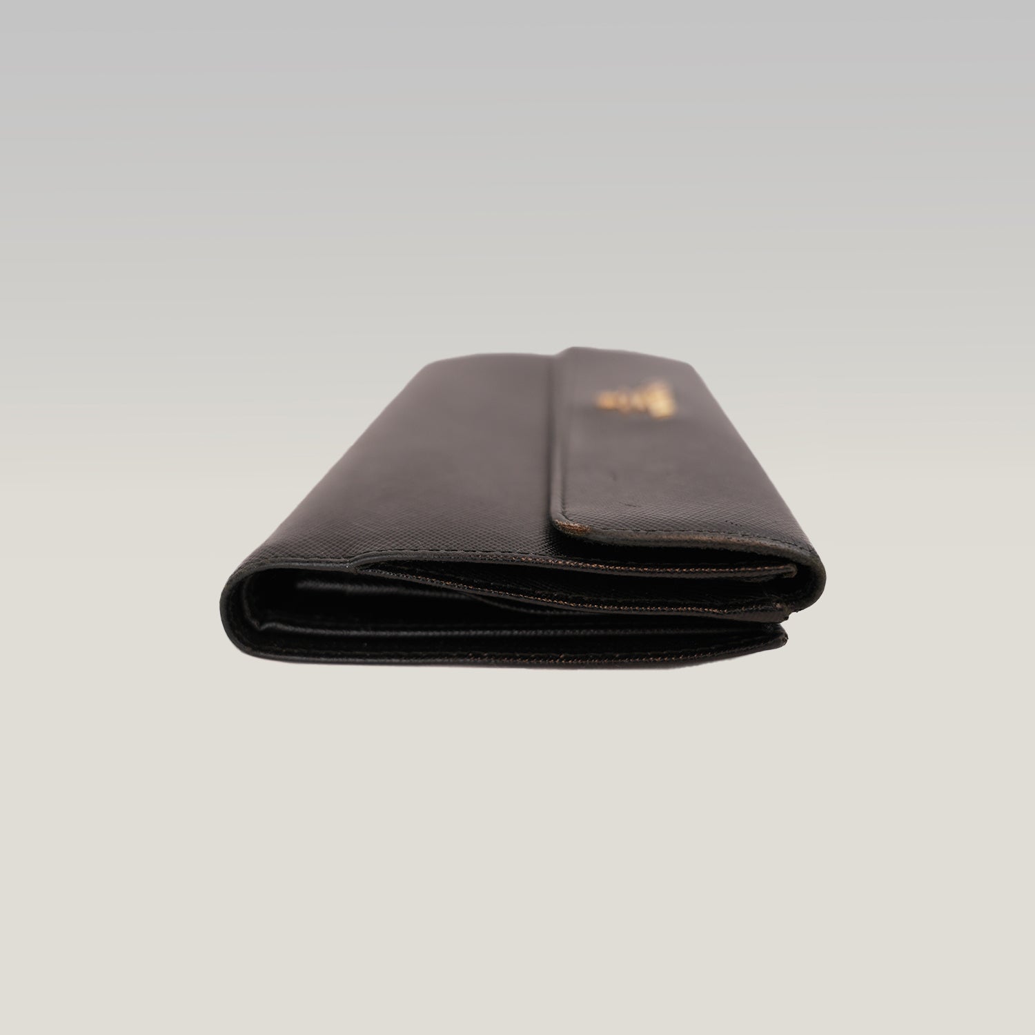 Prada Portafoglio Continental in Pelle Saffiano Nera con Logo Dorato