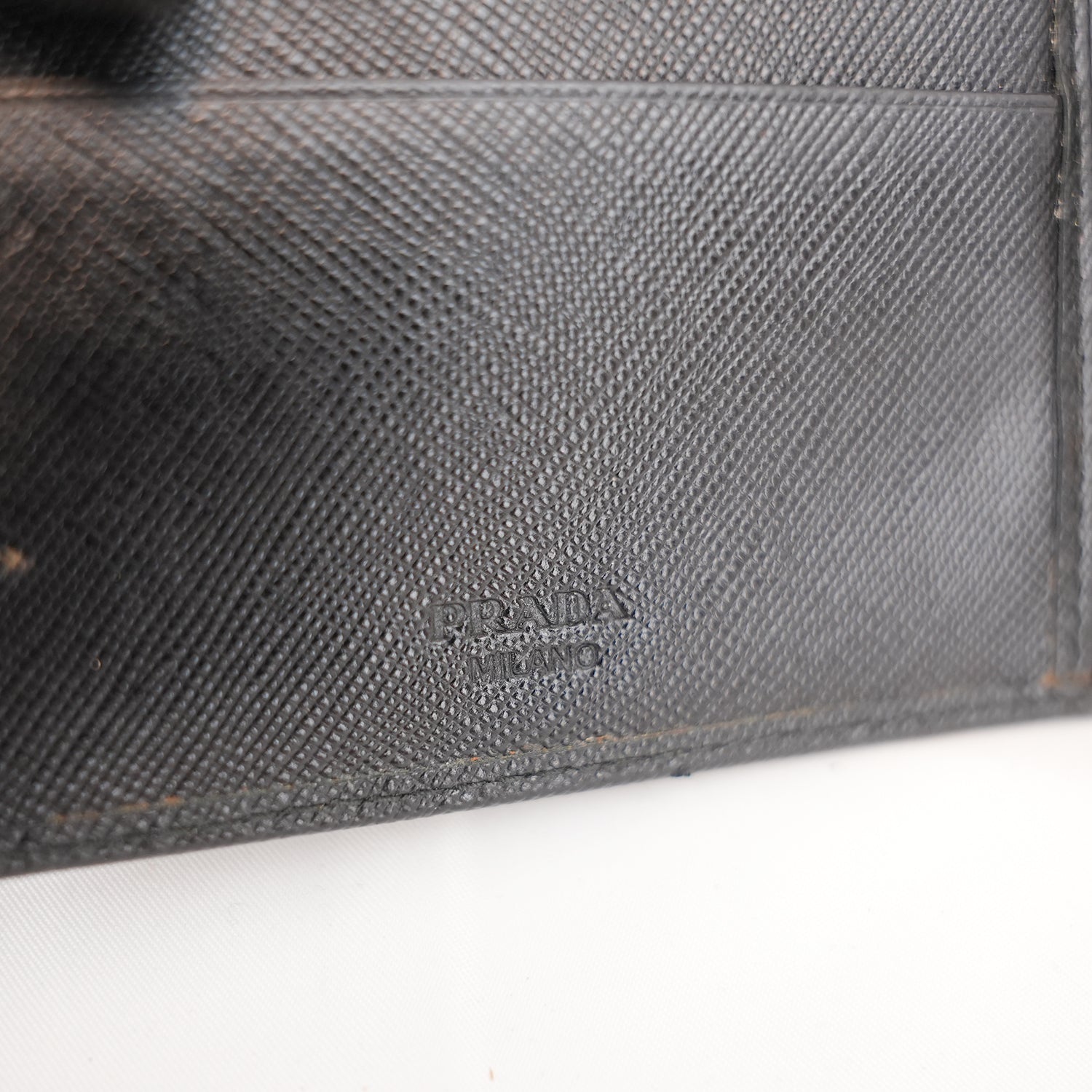 Prada Portafoglio Continental in Pelle Saffiano Nera con Logo Dorato