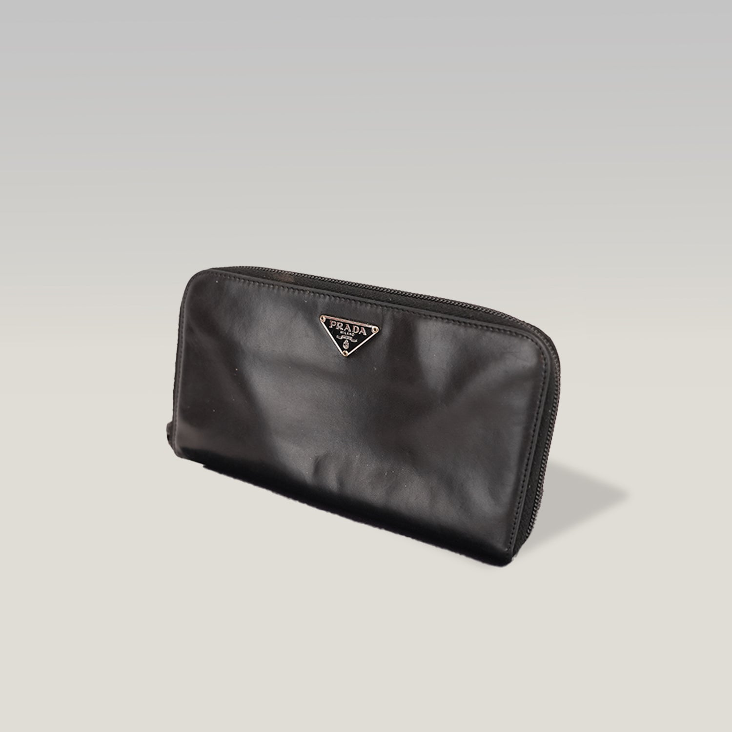 Prada Portafoglio Zip Around in Pelle Nera con Logo Triangolare