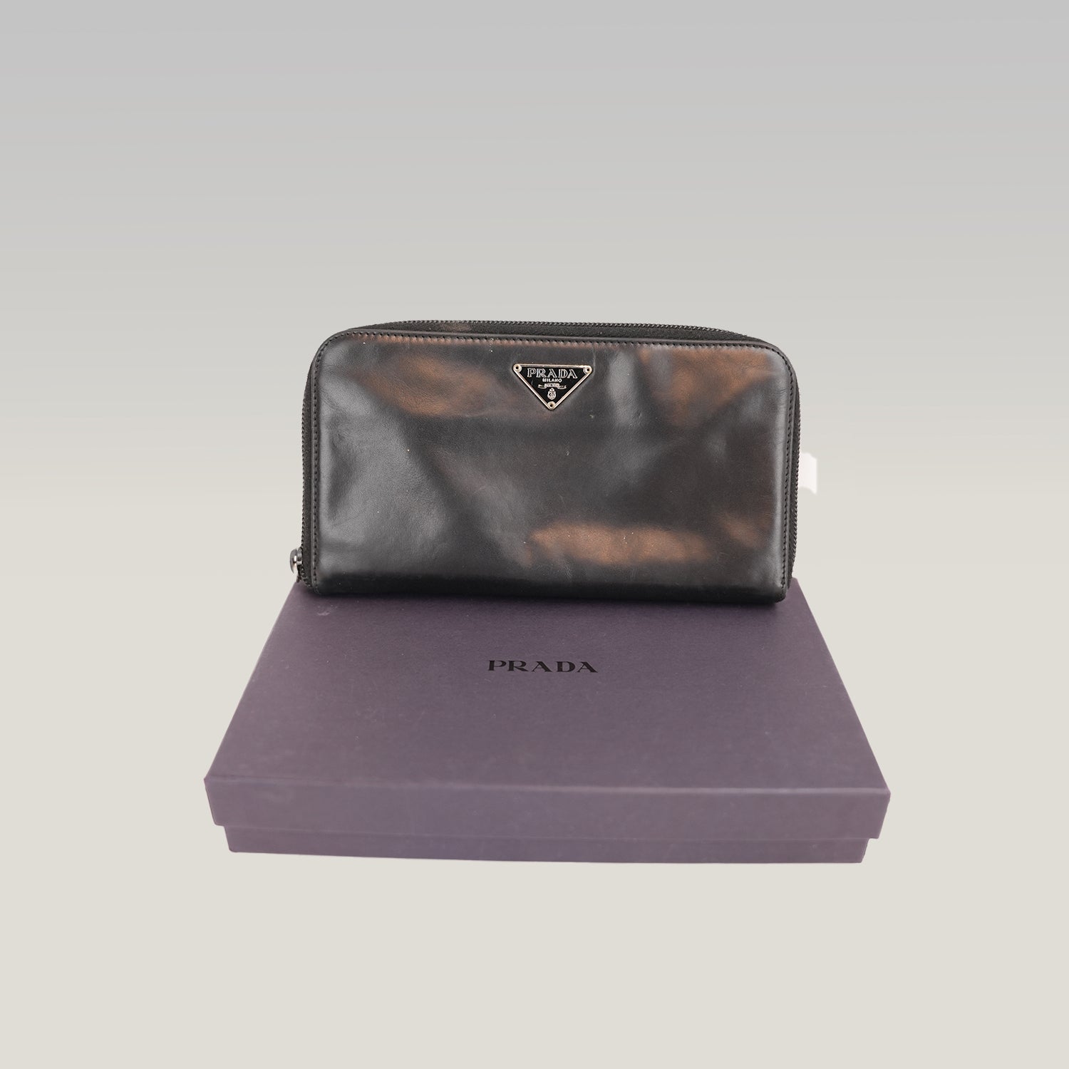 Prada Portafoglio Zip Around in Pelle Nera con Logo Triangolare