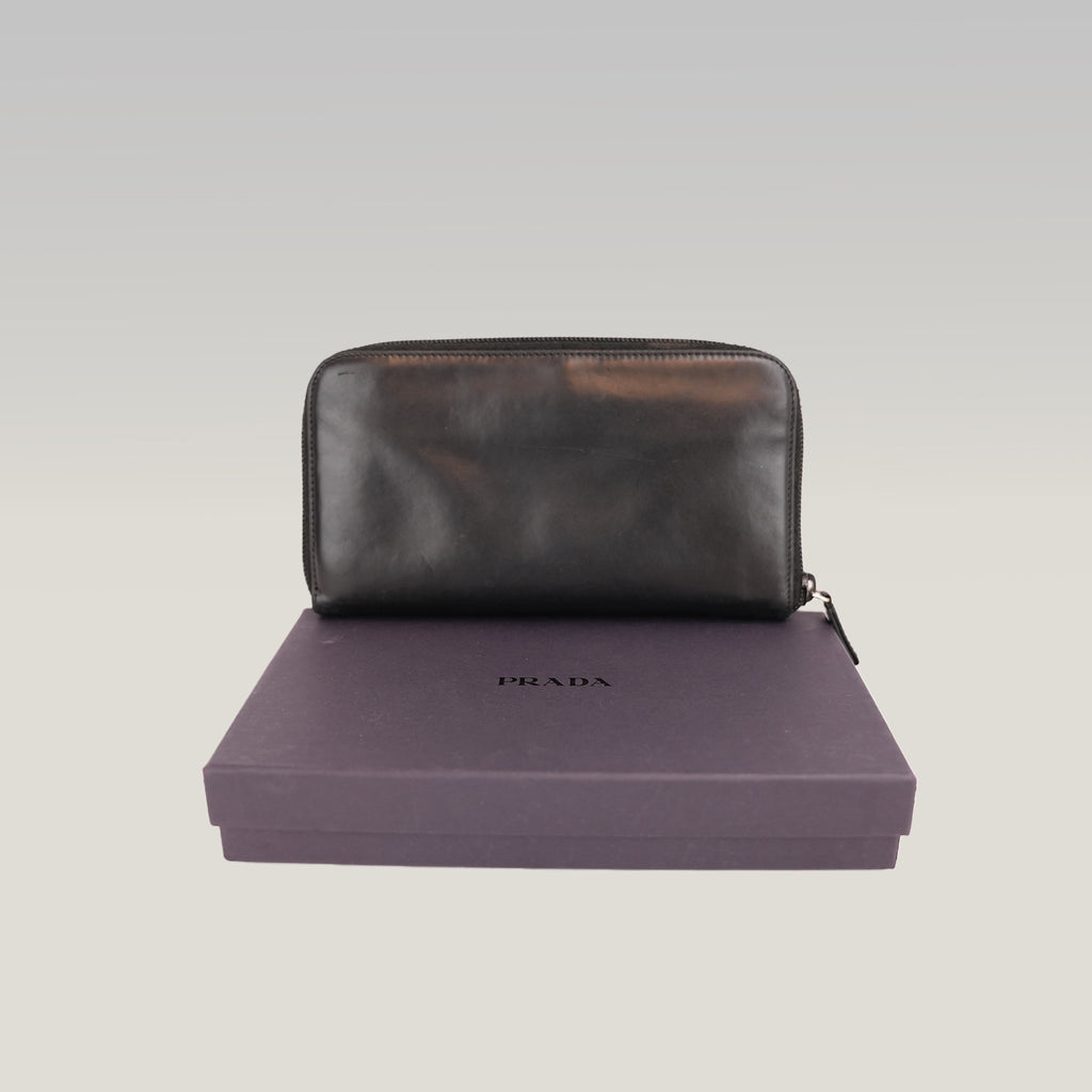 Prada Portafoglio Zip Around in Pelle Nera con Logo Triangolare