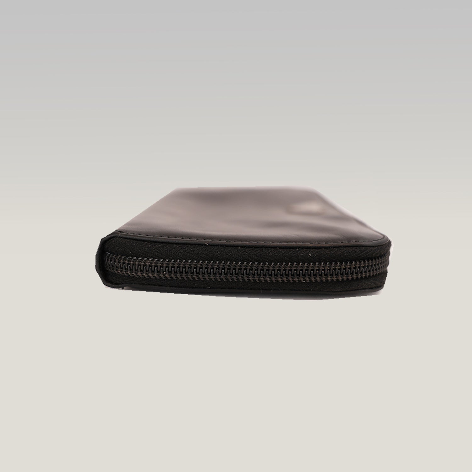 Prada Portafoglio Zip Around in Pelle Nera con Logo Triangolare