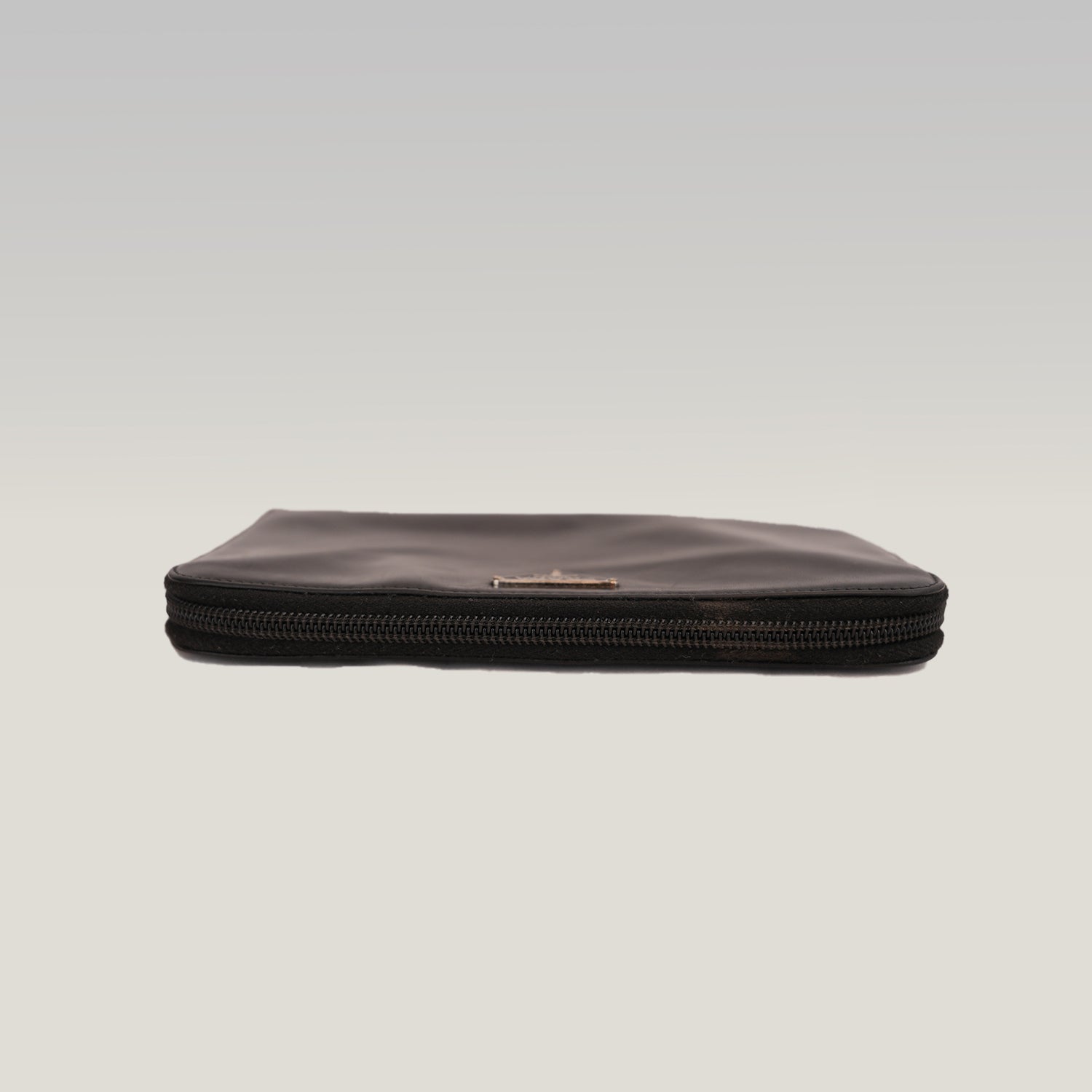 Prada Portafoglio Zip Around in Pelle Nera con Logo Triangolare