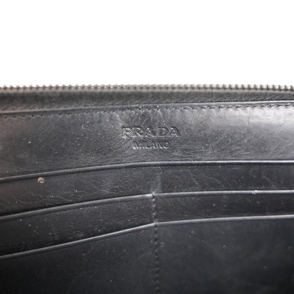 Prada Portafoglio Zip Around in Pelle Nera con Logo Triangolare