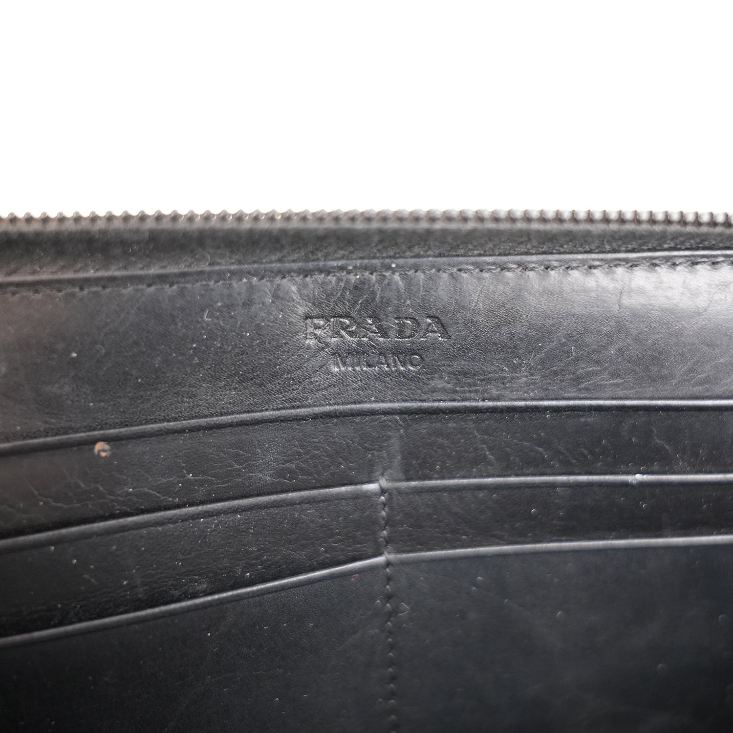 Prada Portafoglio Zip Around in Pelle Nera con Logo Triangolare