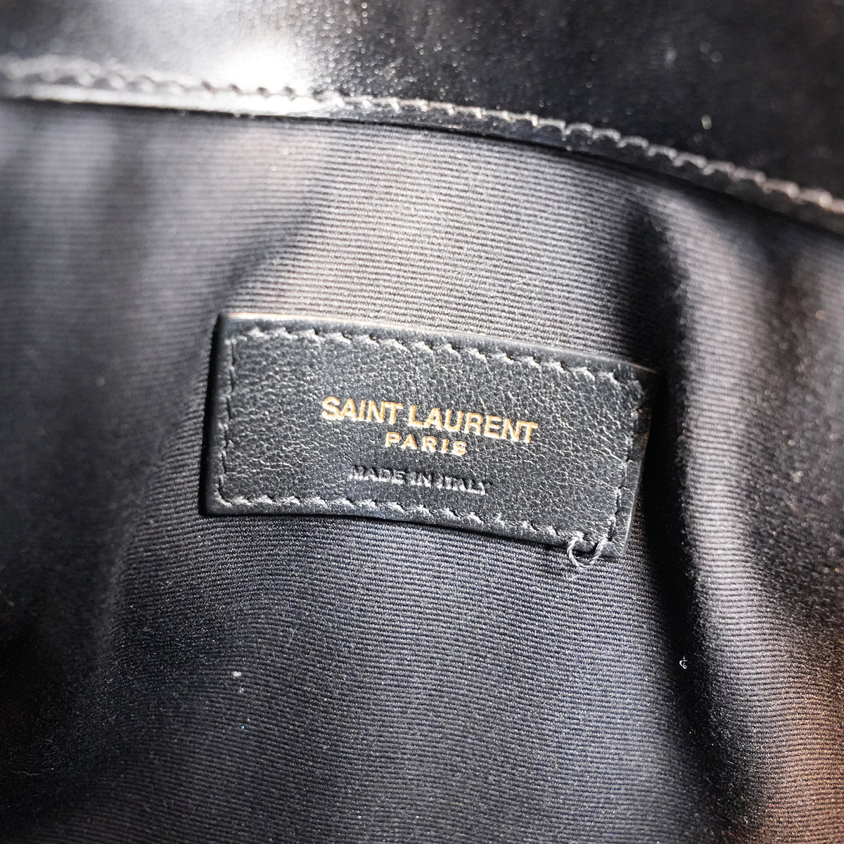 Saint Laurent Uptown Pouch Nera in Pelle con Logo YSL Dorato