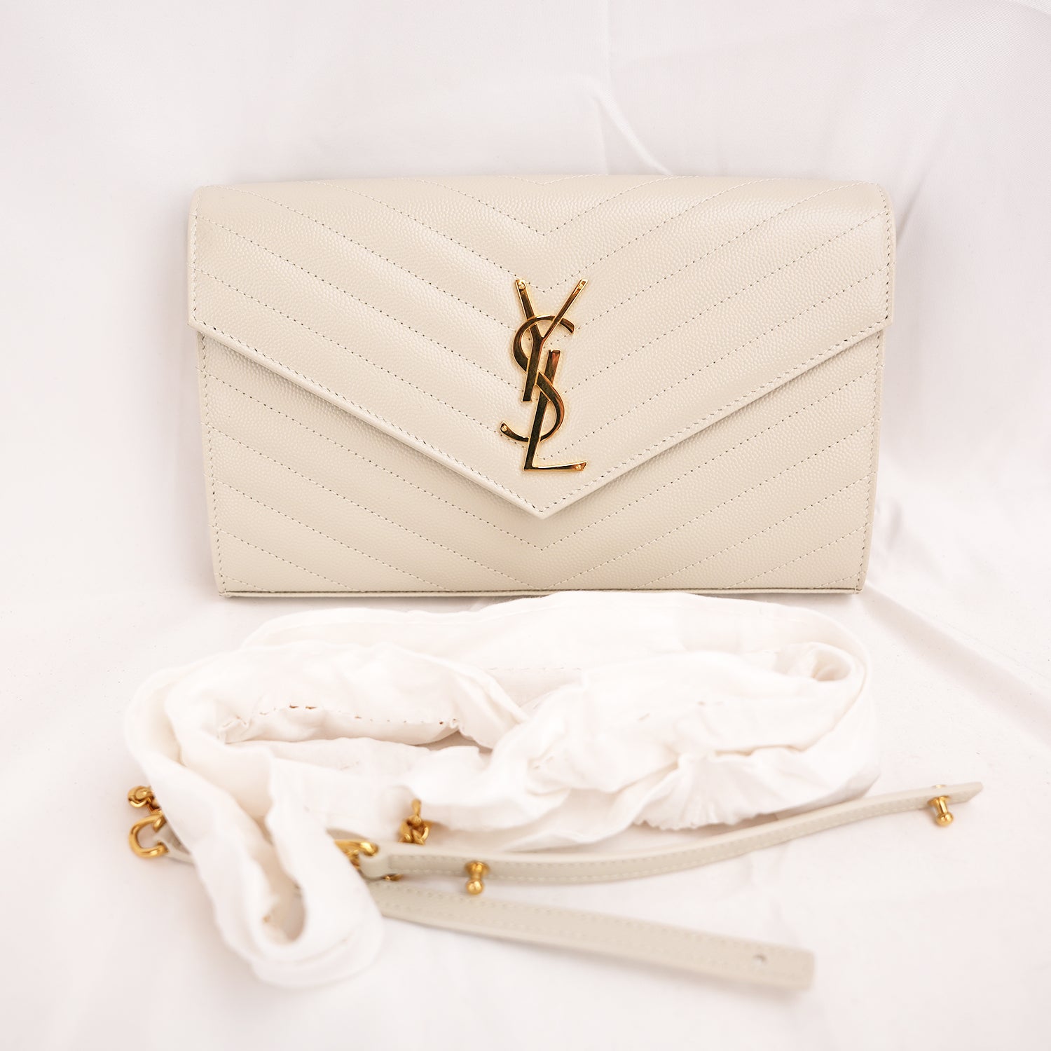 Pochette Saint Laurent Monogram Bianca in Pelle Matelassé Chevron con Logo YSL Dorato
