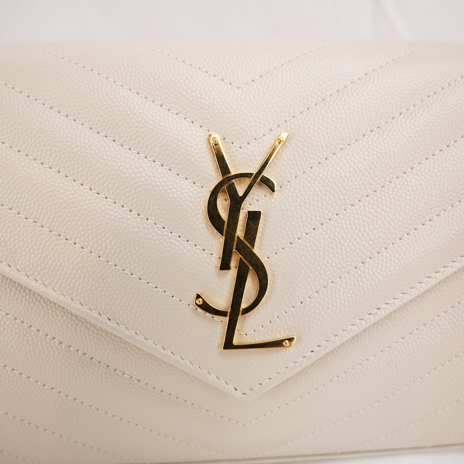 Pochette Saint Laurent Monogram Bianca in Pelle Matelassé Chevron con Logo YSL Dorato