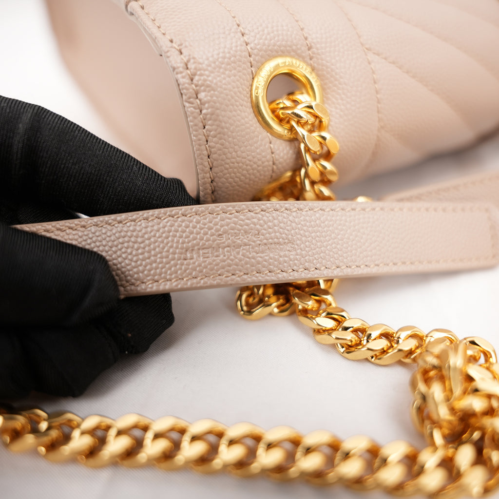 Saint Laurent Envelope Medium Chain Borsa Beige Quilted Leather with Cassandre Logo