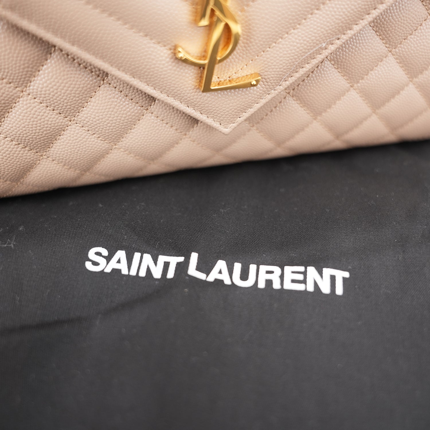 Saint Laurent Envelope Medium Chain Borsa Beige Quilted Leather with Cassandre Logo