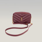 Saint Laurent Lou Camera Bag Small in pelle matelassé bordeaux con hardware dorato