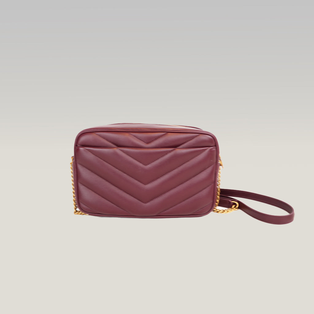 Saint Laurent Lou Camera Bag Small in pelle matelassé bordeaux con hardware dorato