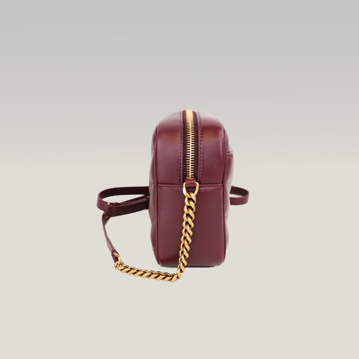 Saint Laurent Lou Camera Bag Small in pelle matelassé bordeaux con hardware dorato