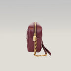 Saint Laurent Lou Camera Bag Small in pelle matelassé bordeaux con hardware dorato