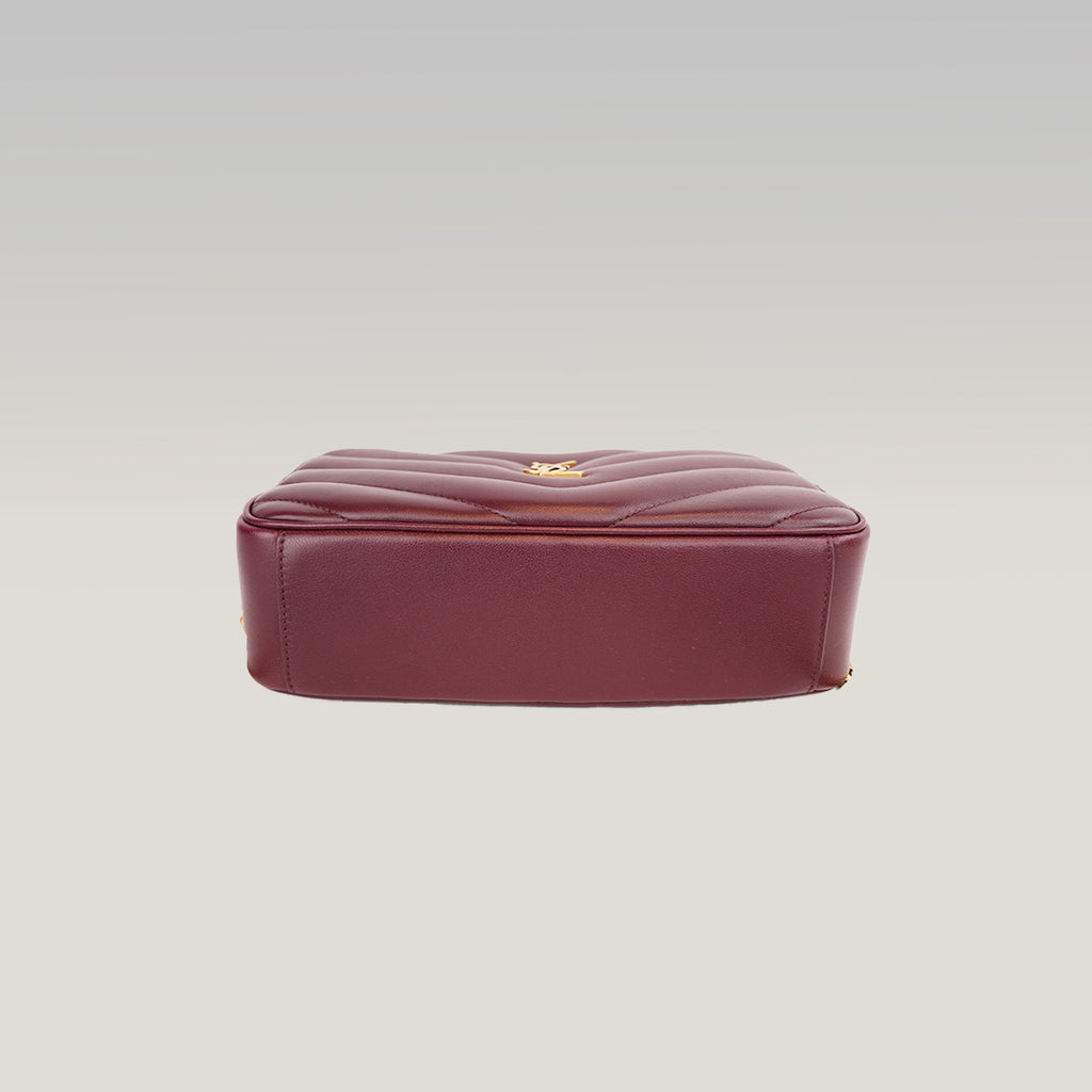 Saint Laurent Lou Camera Bag Small in pelle matelassé bordeaux con hardware dorato