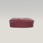 Saint Laurent Lou Camera Bag Small in pelle matelassé bordeaux con hardware dorato