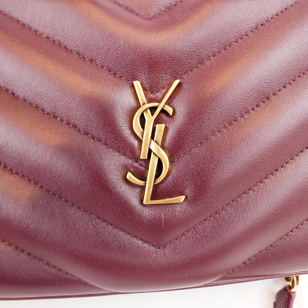 Saint Laurent Lou Camera Bag Small in pelle matelassé bordeaux con hardware dorato