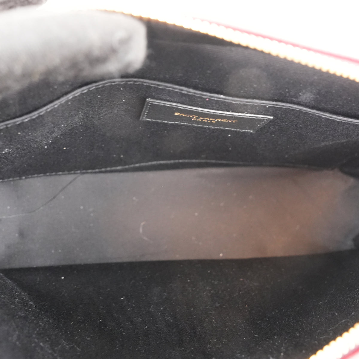 Saint Laurent Lou Camera Bag Small in pelle matelassé bordeaux con hardware dorato