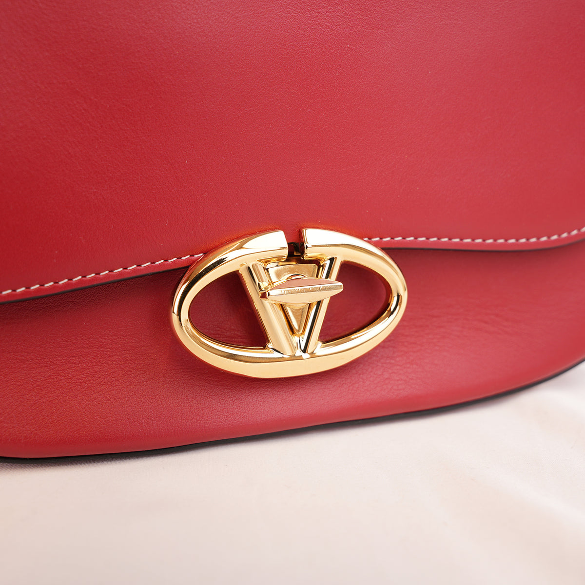 Valentino Garavani Ohval Borsa a Spalla Piccola in Pelle di Vitello Rossa con Logo V Dorato