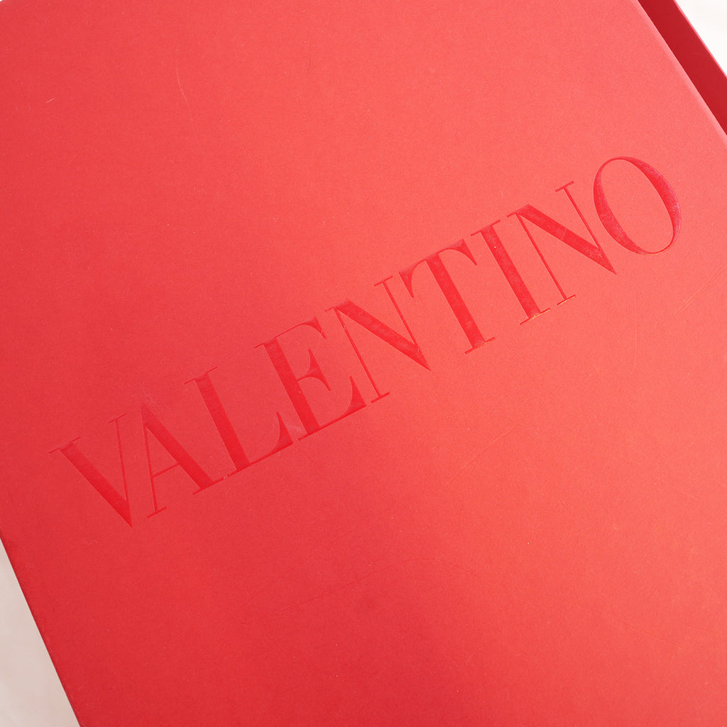 Valentino Garavani Sciarpa Bianca Elegante con Scatola Originale e Cartellino – Mai Utilizzata