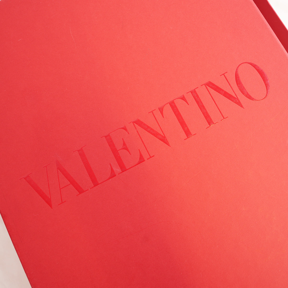 Valentino Garavani Sciarpa Bianca Elegante con Scatola Originale e Cartellino – Mai Utilizzata