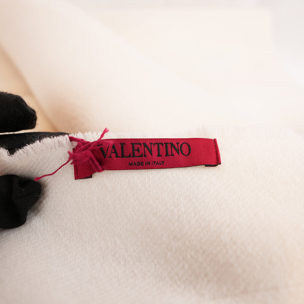 Valentino Garavani Sciarpa Bianca Elegante con Scatola Originale e Cartellino – Mai Utilizzata